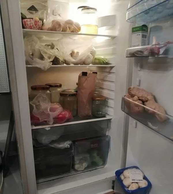 Bé gái 2 tuổi tử vong vì quá đói, khám xét nhà ở của gia đình phát hiện sự thật giật mình trong tủ lạnh-2