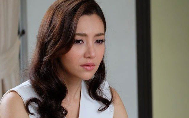 Về nhà lúc khuya, tôi đau xót khi thấy chồng kiệt sức bế con trên tay-1