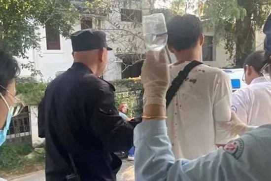 Leo núi ngã bị thương vẫn nhất định cúng thần tài xong mới chịu cấp cứu