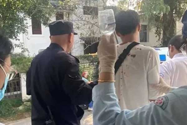 Leo núi ngã bị thương vẫn nhất định cúng thần tài xong mới chịu cấp cứu-1