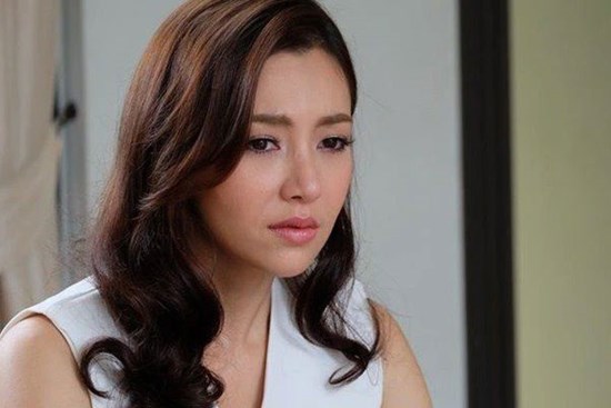 Về nhà lúc khuya, tôi đau xót khi thấy chồng kiệt sức bế con trên tay