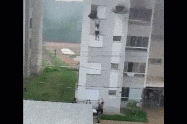 Bé gái phóng hỏa đốt nhà khiến ông bà nhảy từ tầng 3 xuống thoát thân