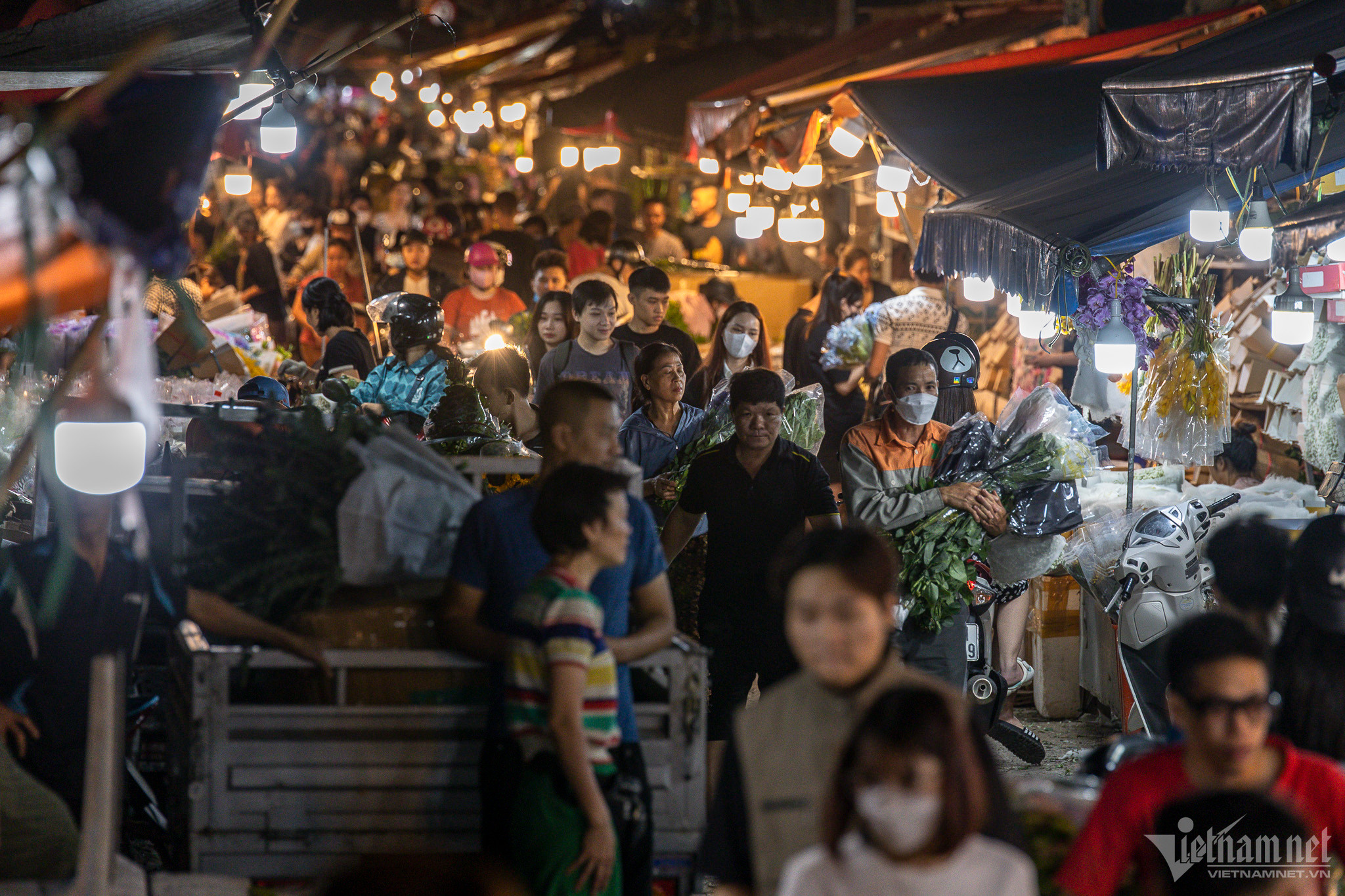 Người dân ùn ùn đổ về chợ hoa đêm lớn nhất Hà Nội-1