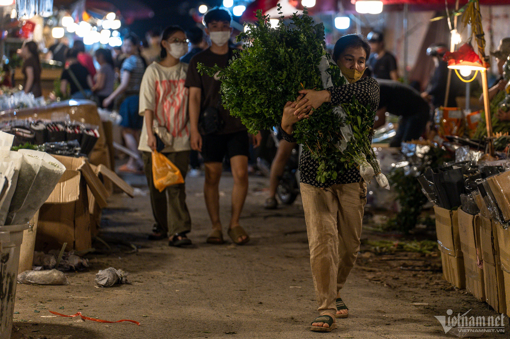 Người dân ùn ùn đổ về chợ hoa đêm lớn nhất Hà Nội-2