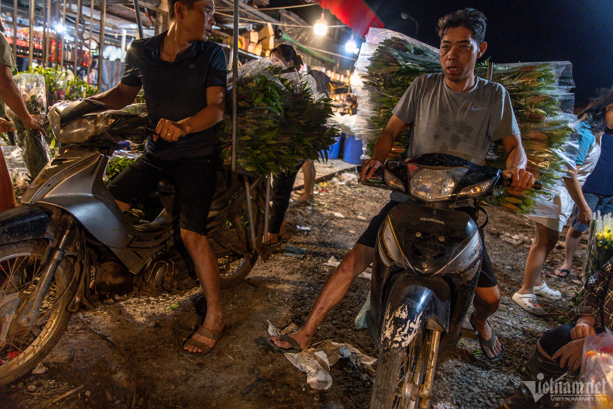 Người dân ùn ùn đổ về chợ hoa đêm lớn nhất Hà Nội-3