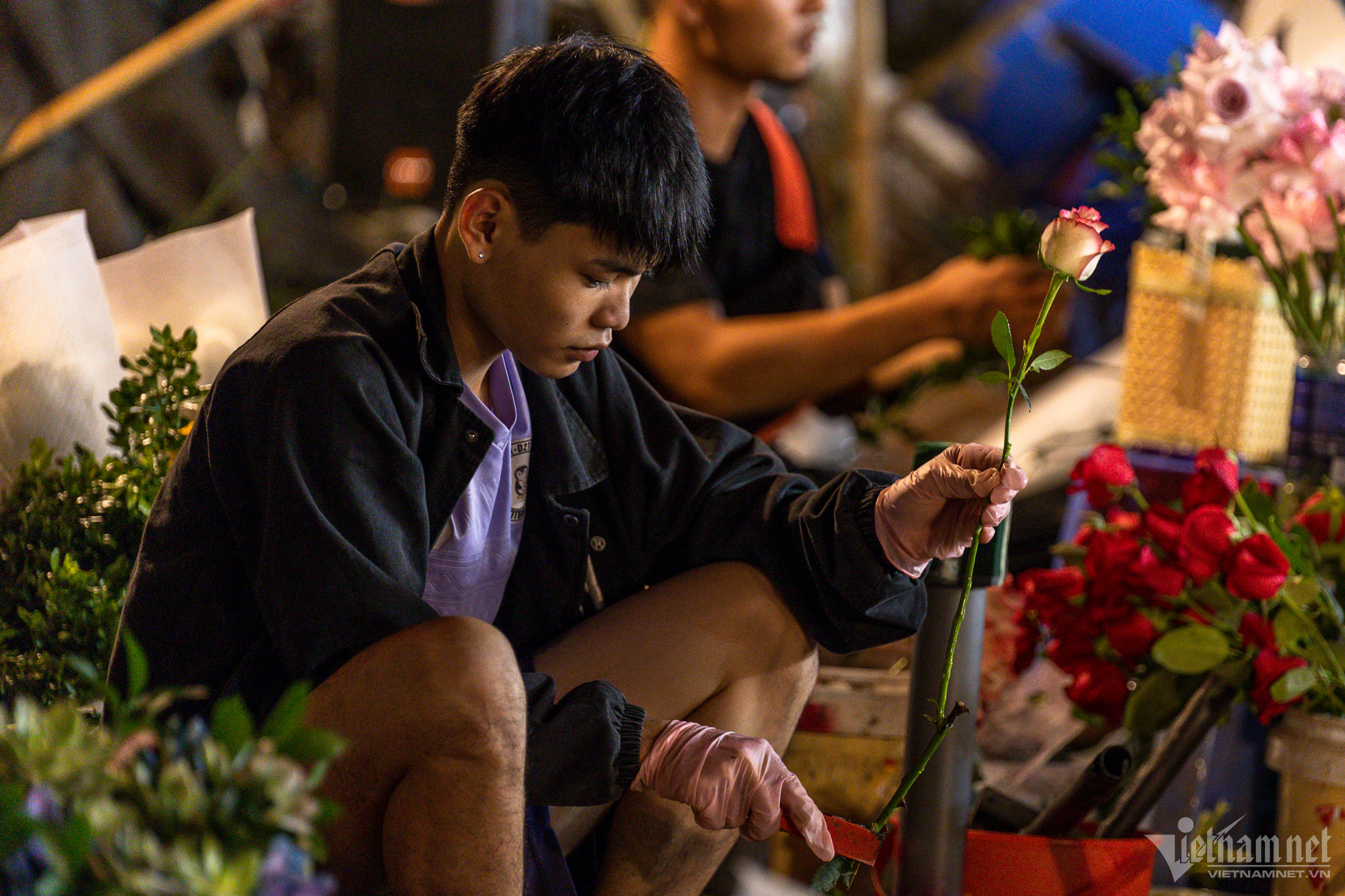 Người dân ùn ùn đổ về chợ hoa đêm lớn nhất Hà Nội-4