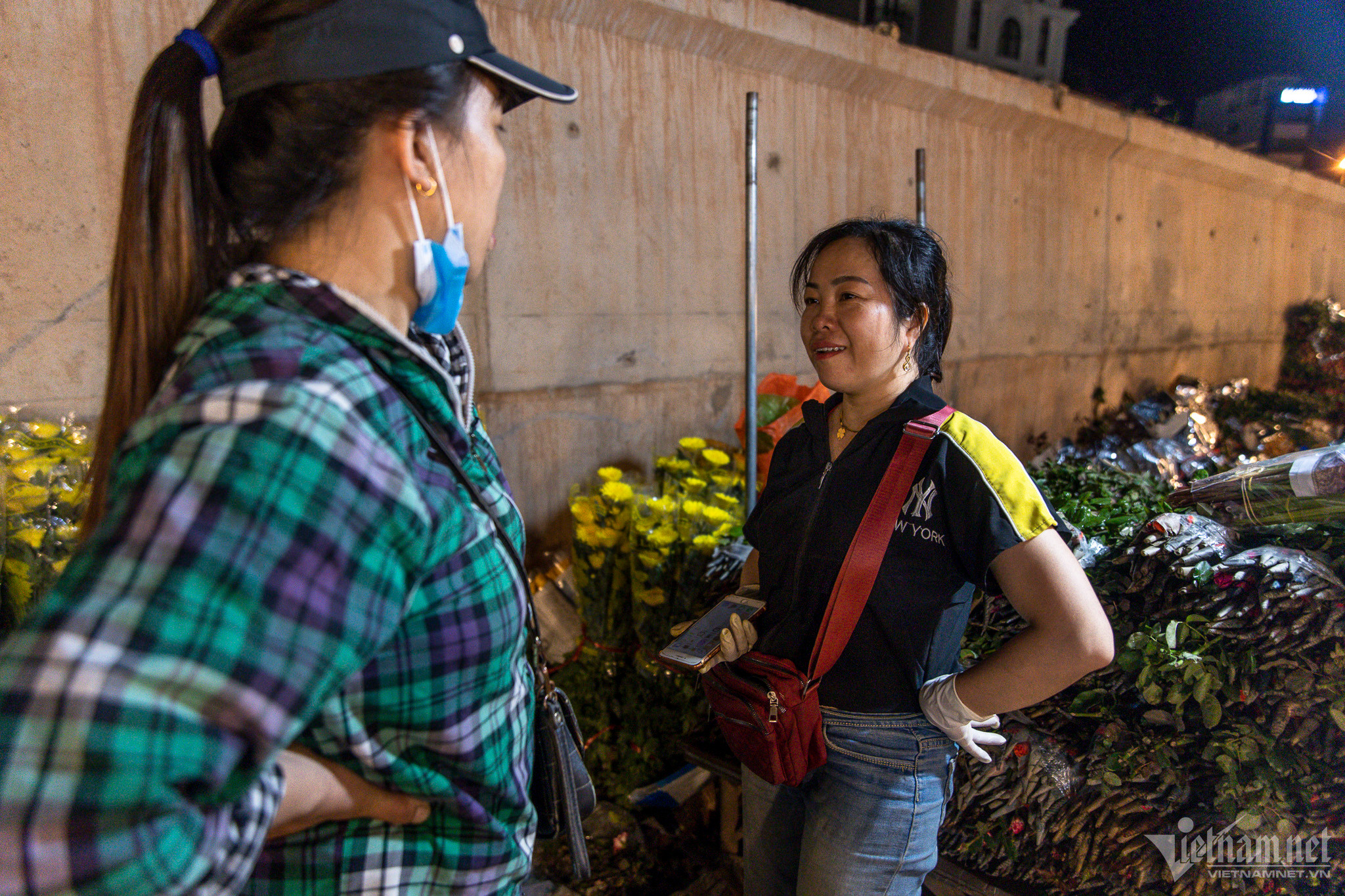 Người dân ùn ùn đổ về chợ hoa đêm lớn nhất Hà Nội-6