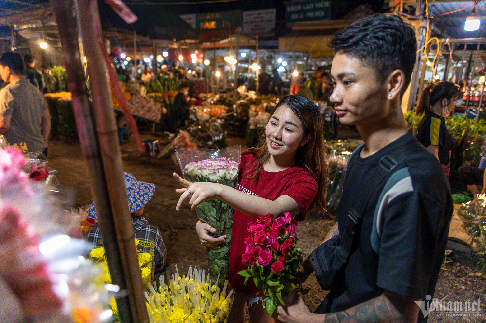 Người dân ùn ùn đổ về chợ hoa đêm lớn nhất Hà Nội-7