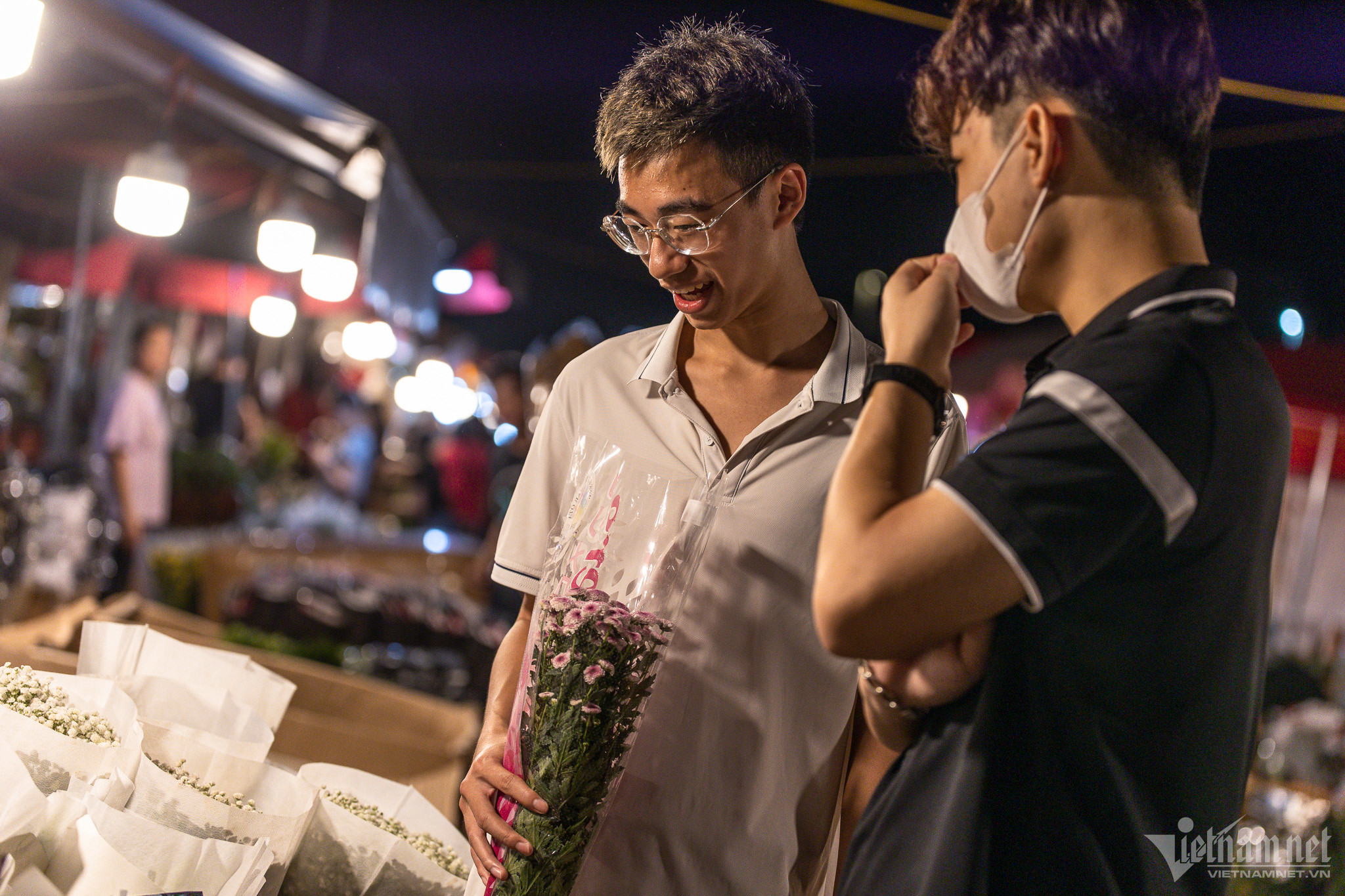 Người dân ùn ùn đổ về chợ hoa đêm lớn nhất Hà Nội-8