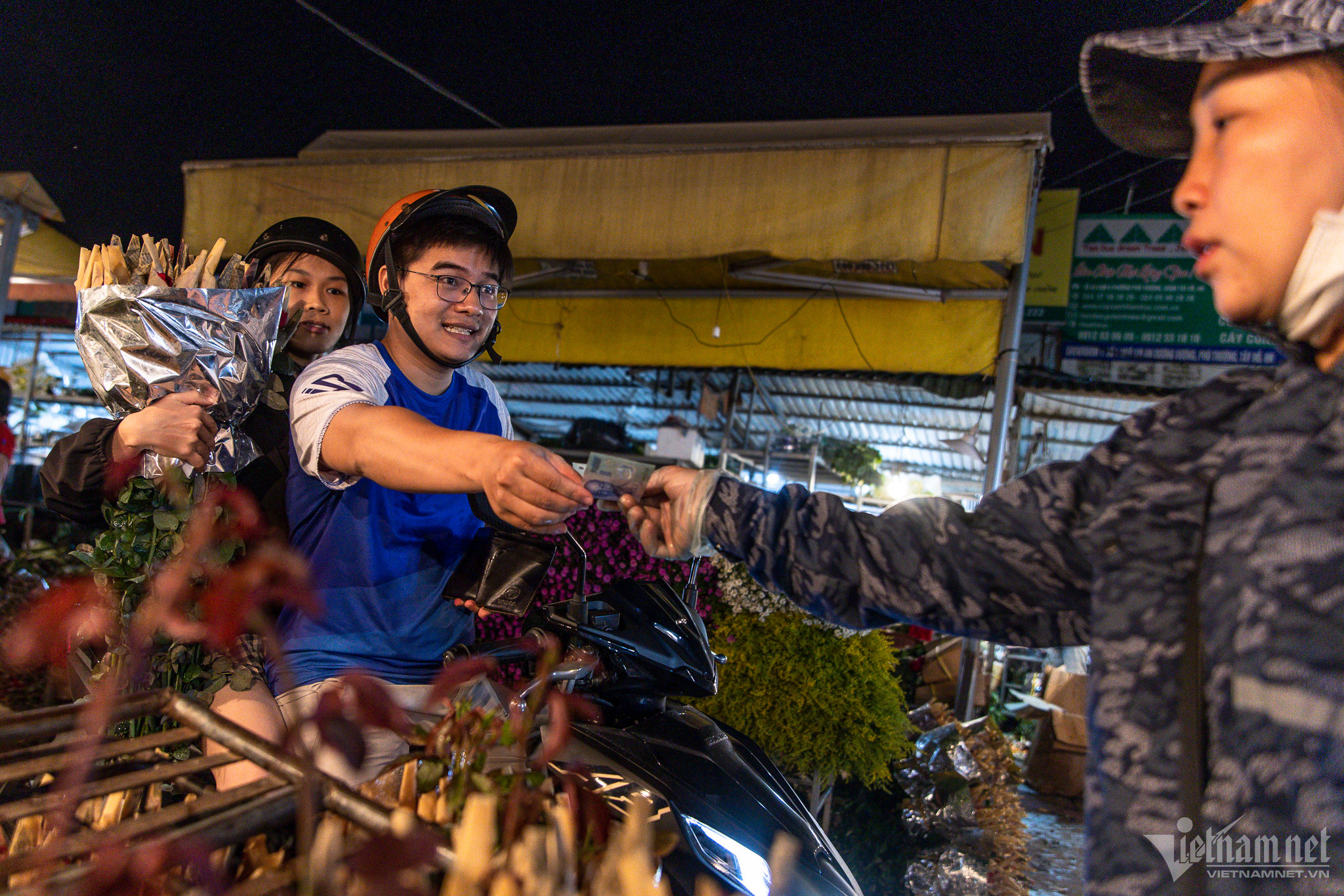 Người dân ùn ùn đổ về chợ hoa đêm lớn nhất Hà Nội-9