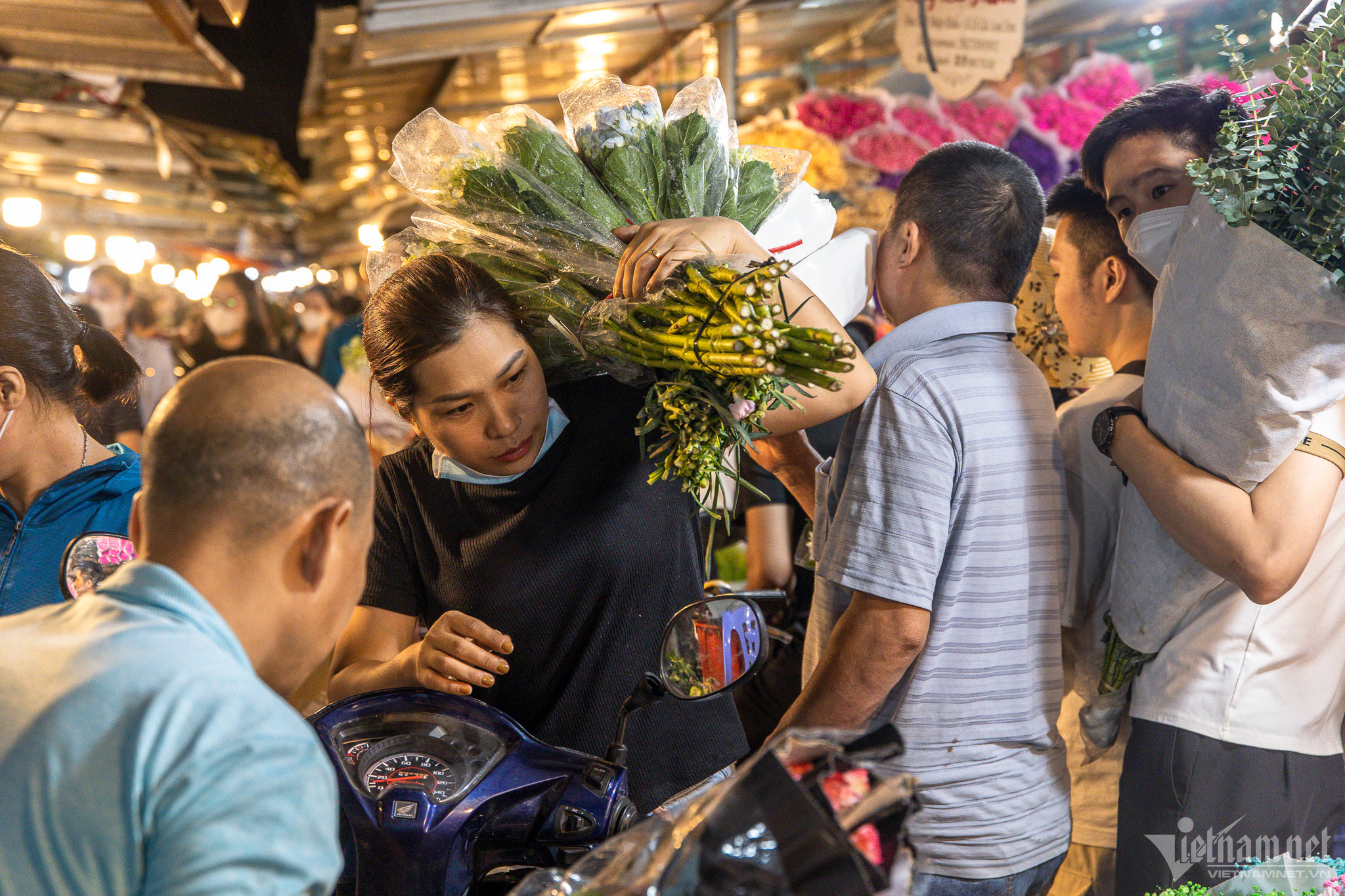 Người dân ùn ùn đổ về chợ hoa đêm lớn nhất Hà Nội-13