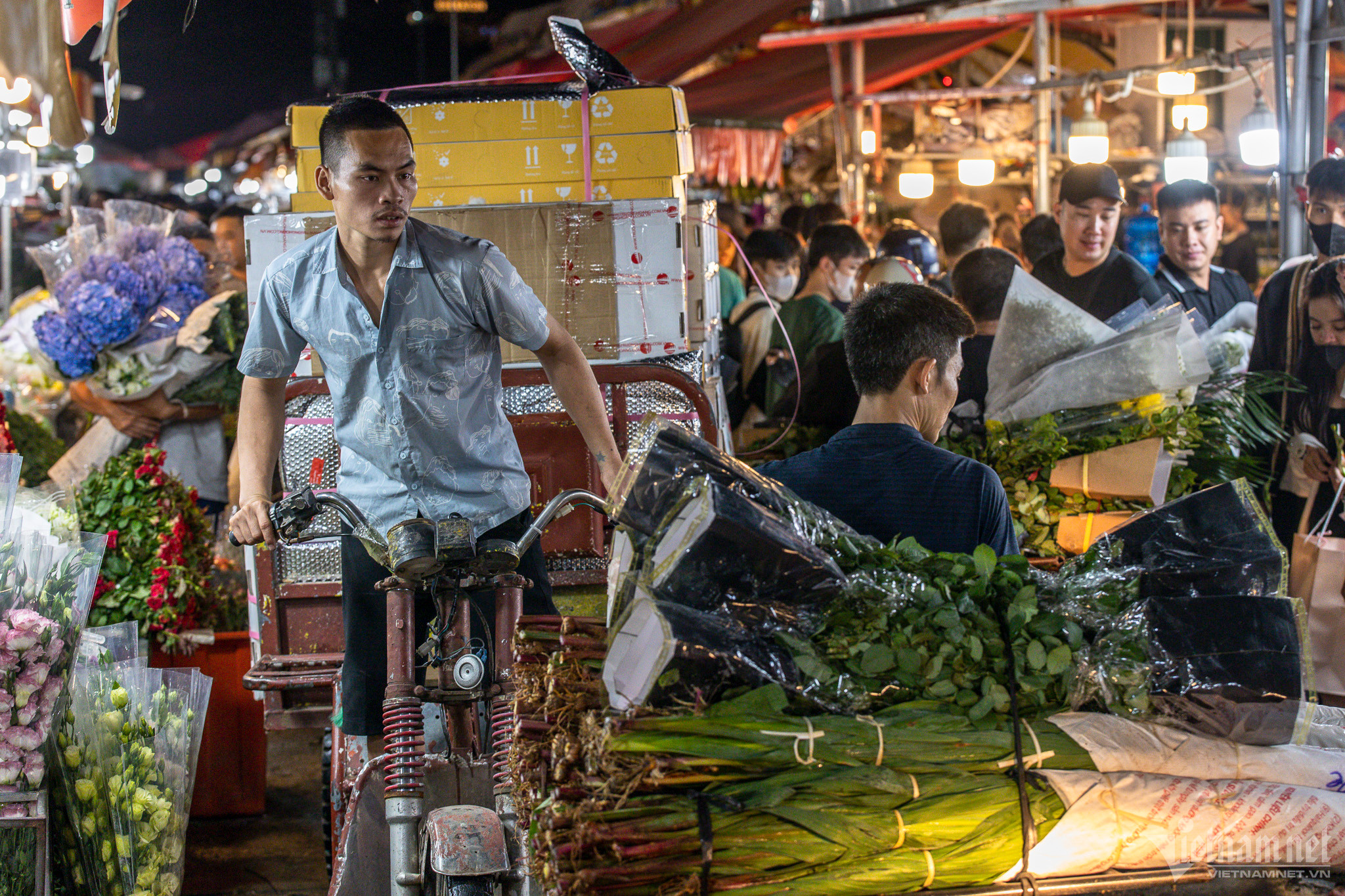 Người dân ùn ùn đổ về chợ hoa đêm lớn nhất Hà Nội-14