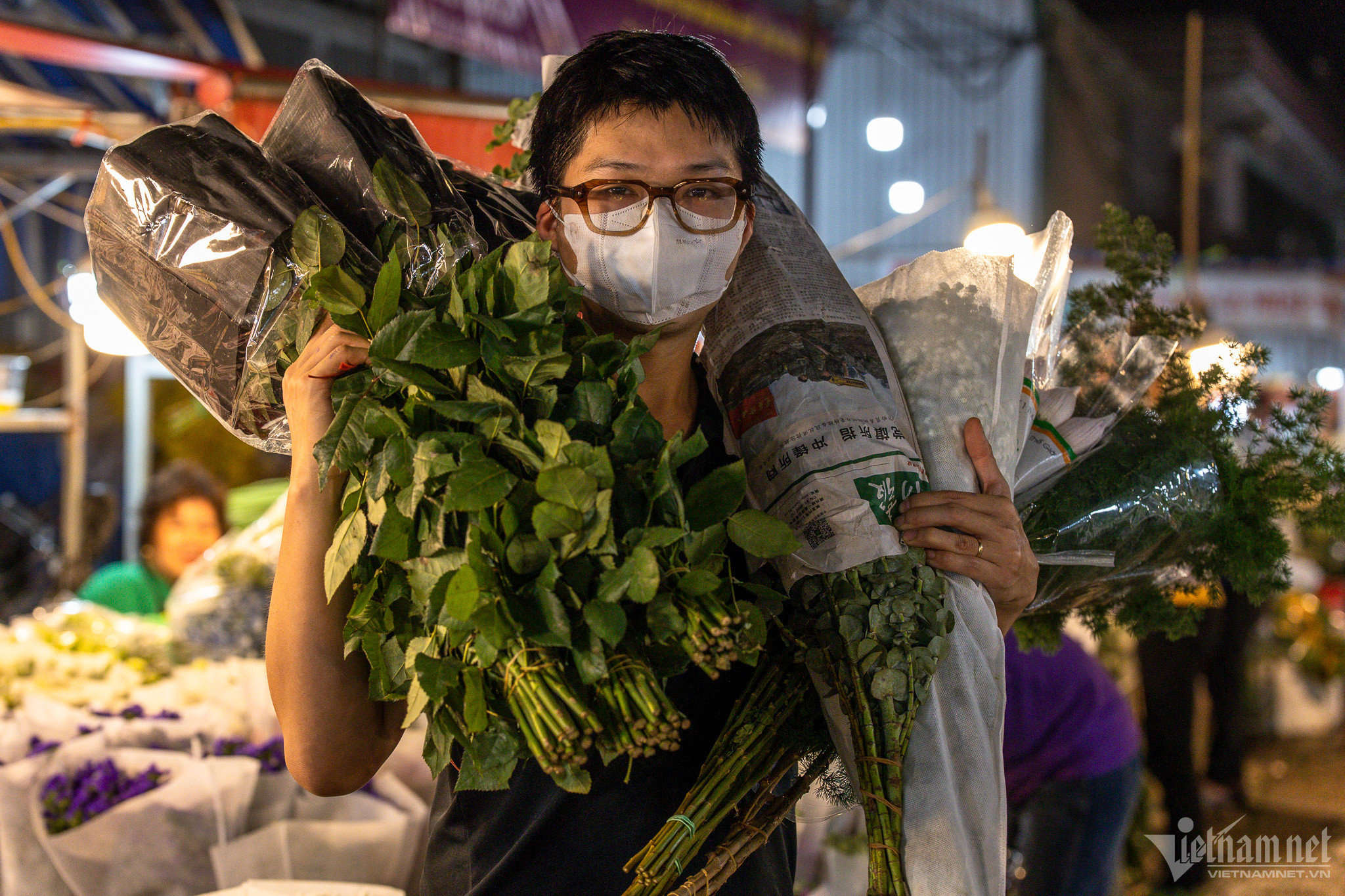 Người dân ùn ùn đổ về chợ hoa đêm lớn nhất Hà Nội-16