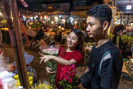 Người dân ùn ùn đổ về chợ hoa đêm lớn nhất Hà Nội