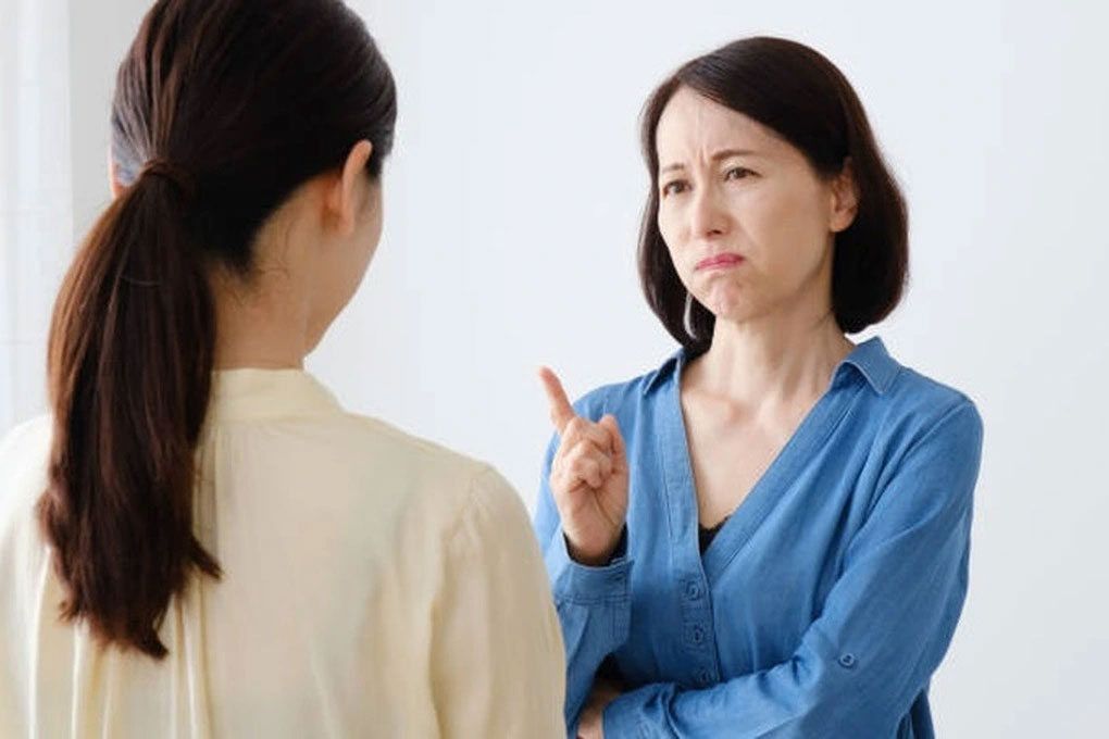 Mẹ chồng tức giận khi thấy con trai tiến sĩ làm việc của đàn bà-1