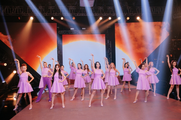 MV chủ đề quy tụ 30 Chị Đẹp Đạp Gió Rẽ Sóng: Người hát người rap và cả catwalk, bay lên nhào lộn bất chấp tuổi tác-1