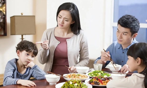 Có 3 hành vi này trên bàn ăn, trẻ lớn lên EQ sẽ rất thấp-1