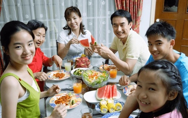 Có 3 hành vi này trên bàn ăn, trẻ lớn lên EQ sẽ rất thấp-3