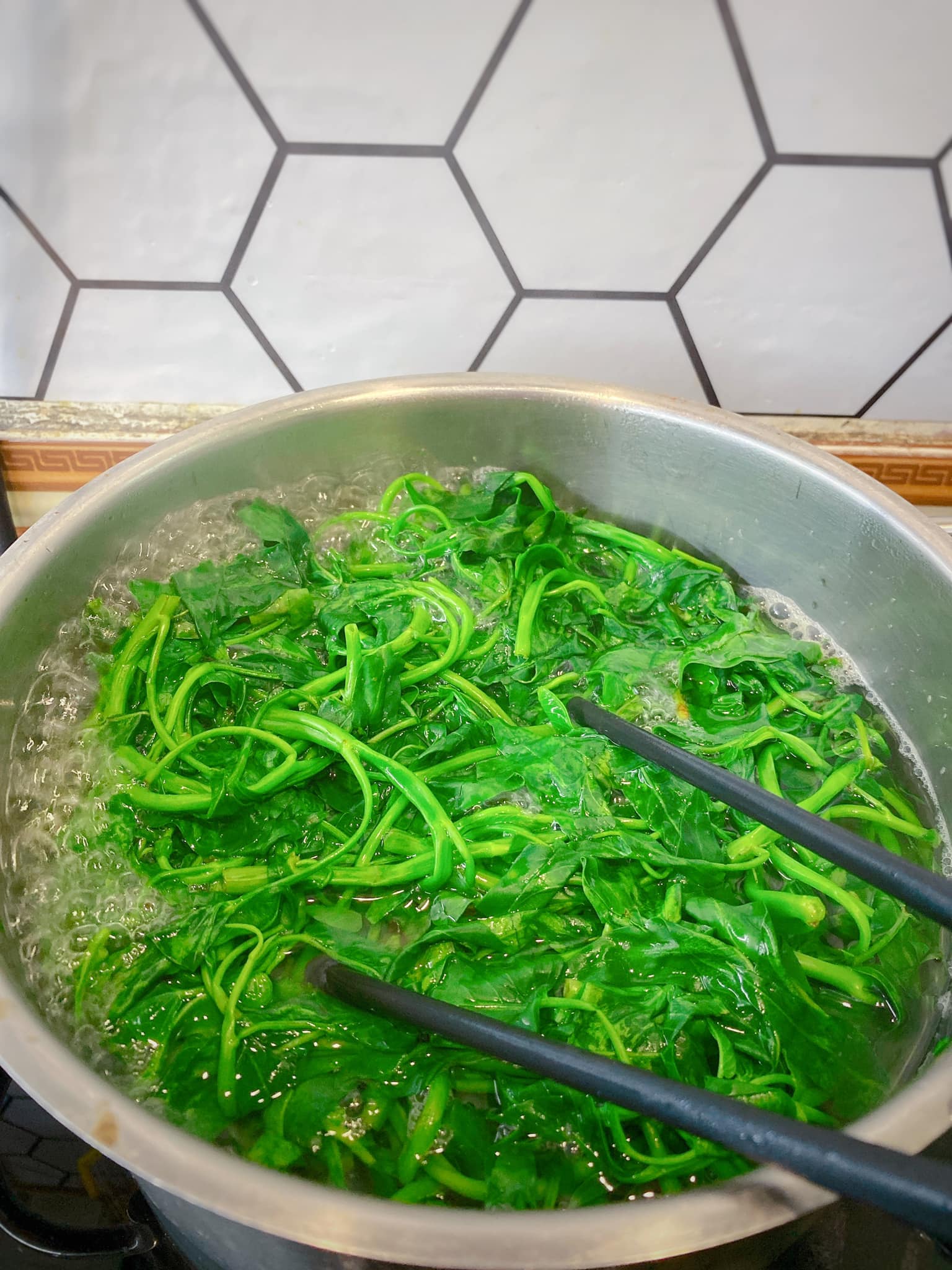 Luộc rau mở hay đóng nắp nồi không quan trọng, chỉ cần làm 3 việc này, rau xanh mướt, giòn ngọt-1