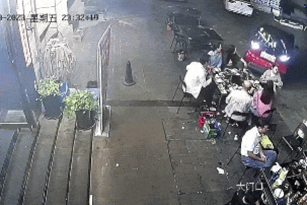 Clip: Lùi xe, nữ tài xế tông trúng nhóm người đang ngồi ăn trên vỉa hè