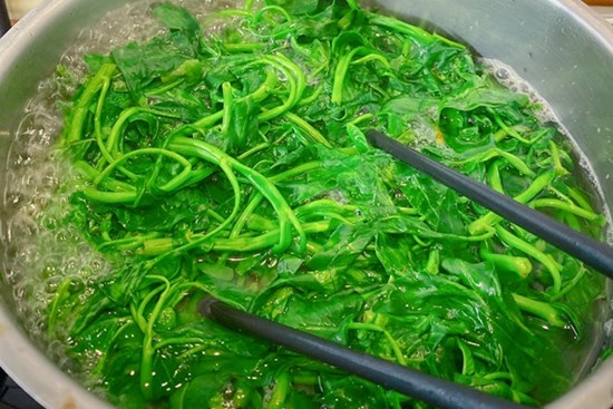 Luộc rau mở hay đóng nắp nồi không quan trọng, chỉ cần làm 3 việc này, rau xanh mướt, giòn ngọt