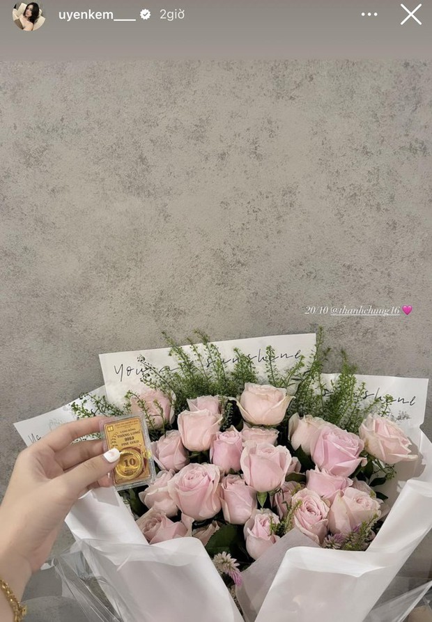 Cầu thủ tặng quà 20/10 cho vợ và bạn gái-2