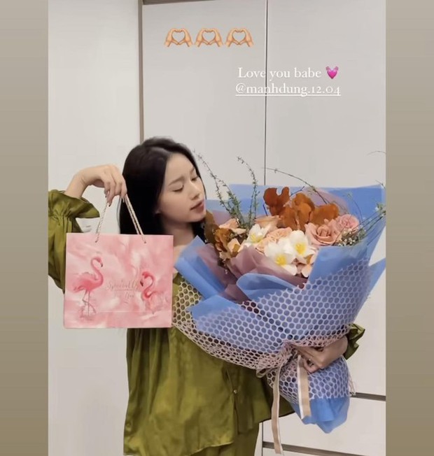 Cầu thủ tặng quà 20/10 cho vợ và bạn gái-3