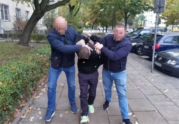 Giả ma-nơ-canh đứng bất động, chờ trung tâm thương mại đóng cửa để trộm nữ trang-3