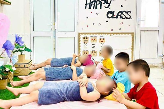Tranh cãi hoạt động bé trai rửa chân, massage cho bé gái lớp mầm non ngày 20/10