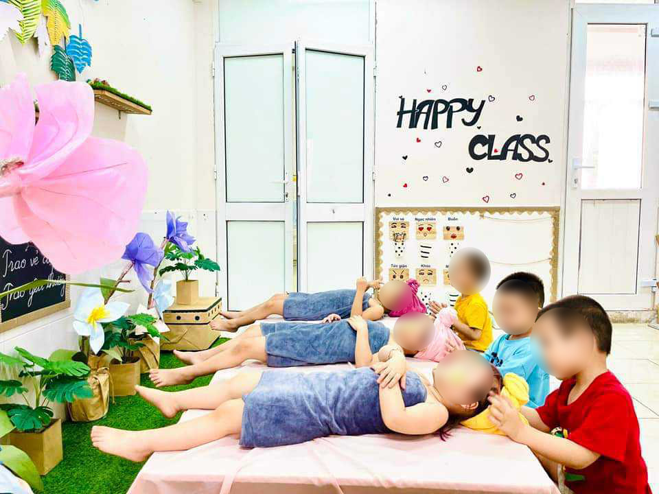 Tranh cãi hoạt động bé trai rửa chân, massage cho bé gái lớp mầm non ngày 20/10-1