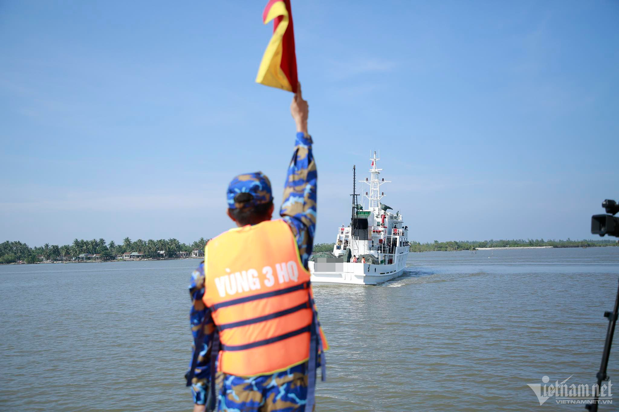 Hình ảnh tàu 467 Hải quân đưa ngư dân gặp nạn về đến bờ-1