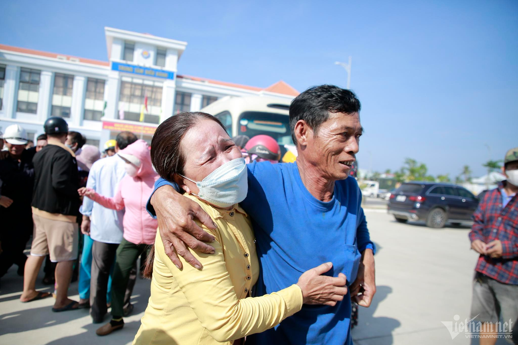 Hình ảnh tàu 467 Hải quân đưa ngư dân gặp nạn về đến bờ-8