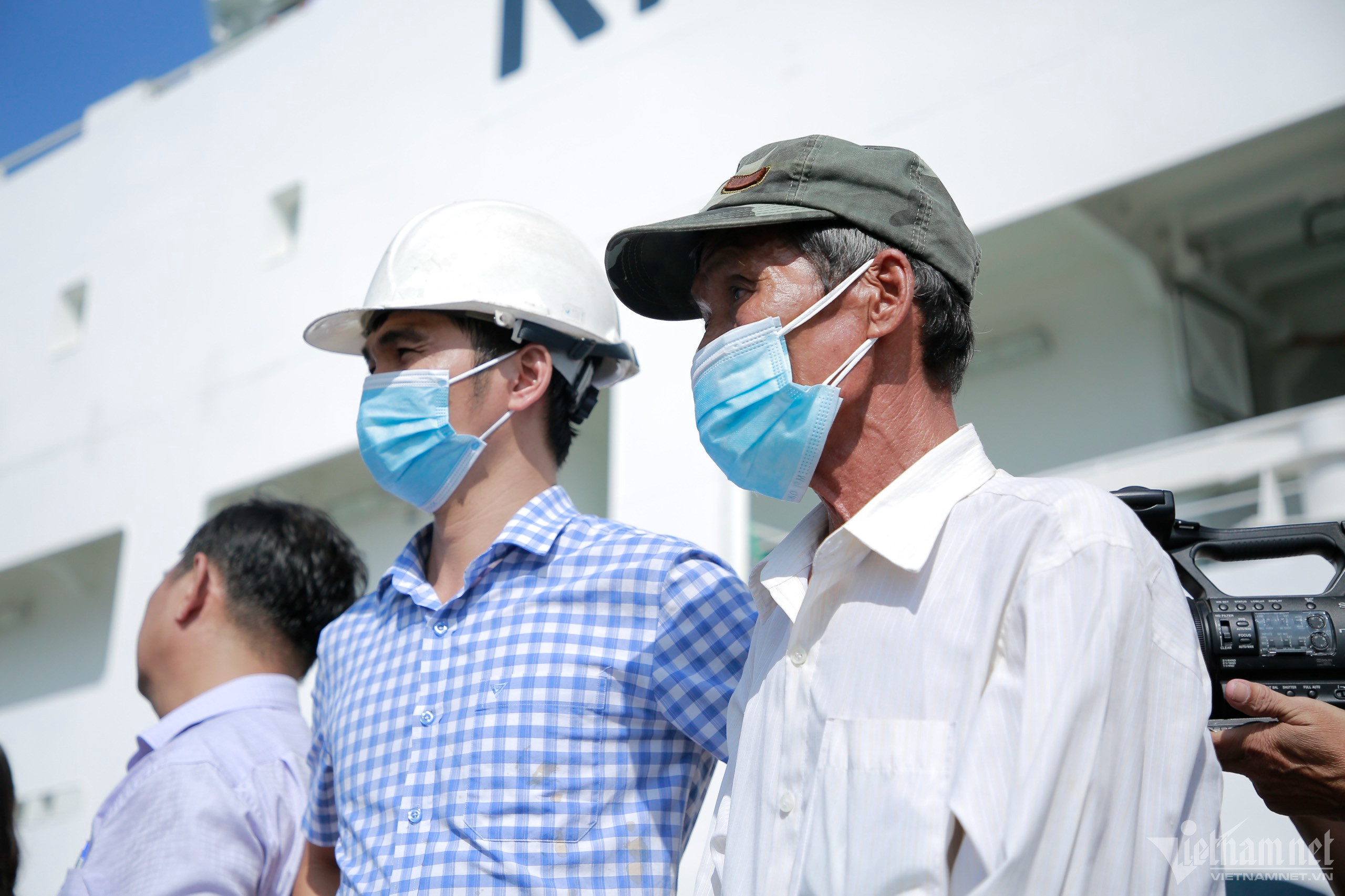 Hình ảnh tàu 467 Hải quân đưa ngư dân gặp nạn về đến bờ-3