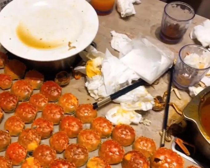 Đi ăn buffet trả 100 nghìn đồng/người, 6 cô gái để lại thành quả trên bàn khiến chủ nhà hàng lập tức quay clip đăng lên mạng-2