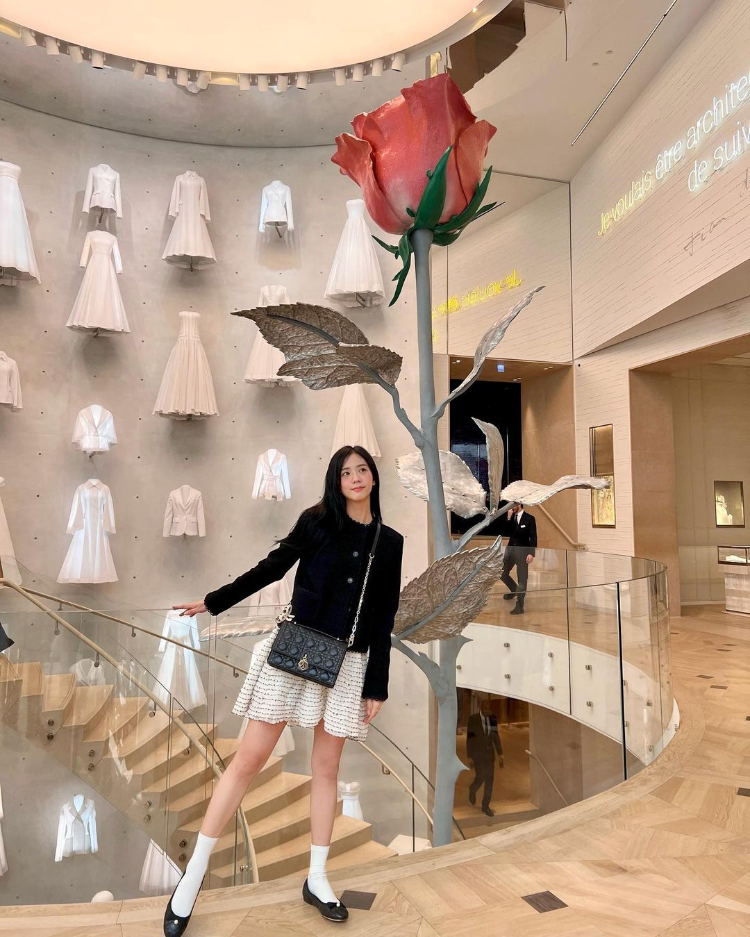 9 cách diện áo khoác dáng ngắn thanh lịch và tôn dáng như sao Hàn-3