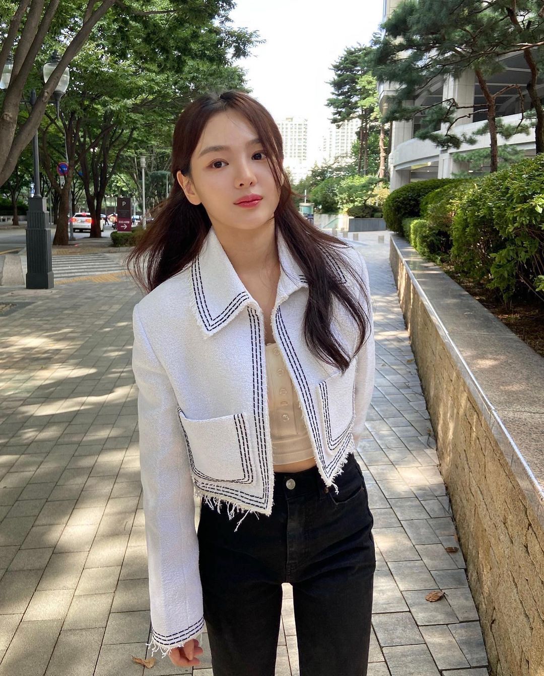 9 cách diện áo khoác dáng ngắn thanh lịch và tôn dáng như sao Hàn-9