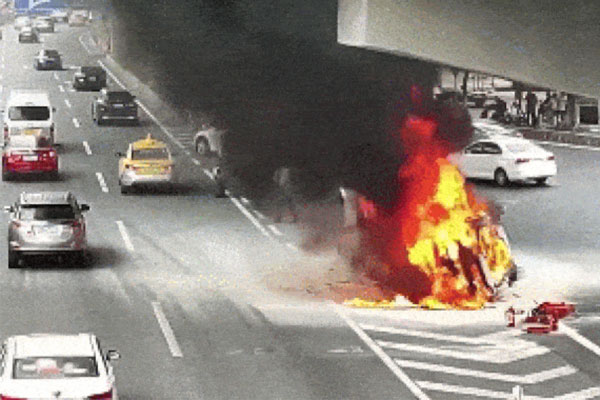 Nữ hành khách nhảy ra khỏi taxi vì cãi nhau với tài xế-1