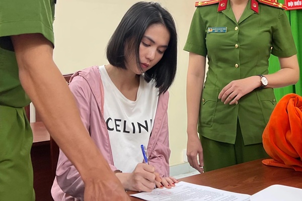 Xác minh hai nghệ sĩ xiếc không đội nón bảo hiểm chồng đầu đi xe máy-2