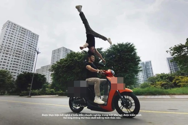 Đại diện của Quốc Cơ - Quốc Nghiệp lên tiếng về clip chồng đầu lên nhau khi lái xe-2