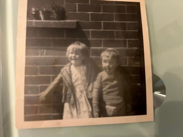 Thấy sữa mình uống có mùi hóa chất, người phụ nữ lén lắp camera phát hiện hành vi máu lạnh của anh trai, biết lý do càng căm phẫn-4