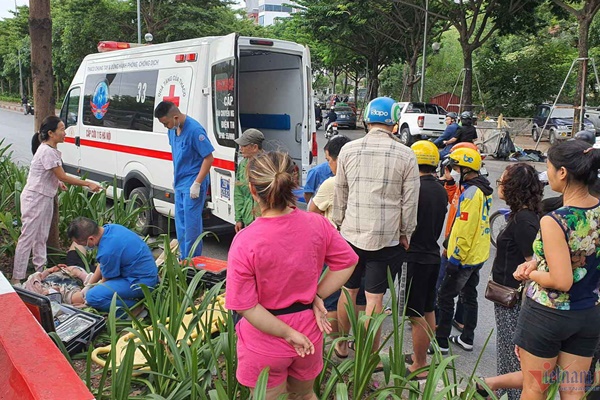 Va vào thành cầu ở Hà Nội, thanh niên điều khiển xe máy nguy kịch-1