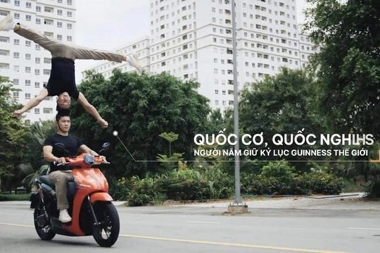 Luật sư lên tiếng vụ Quốc Cơ - Quốc Nghiệp chồng đầu làm xiếc trên xe máy
