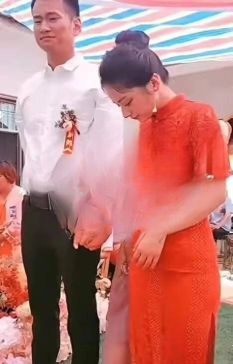 Mẹ đơn thân tái hôn với trai trẻ, ngày cưới chú rể sốc ngang vì bí mật đằng sau chiếc váy-1