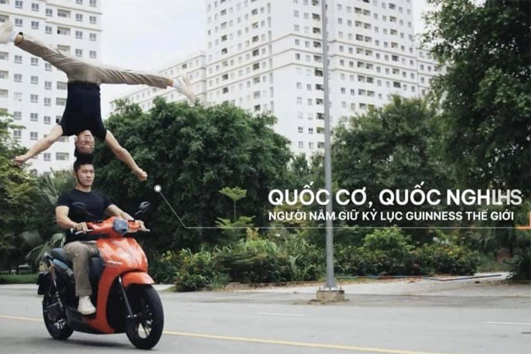 Sự thật clip nghệ sĩ Quốc Cơ, Quốc Nghiệp vừa chạy xe vừa xiếc chồng đầu-5