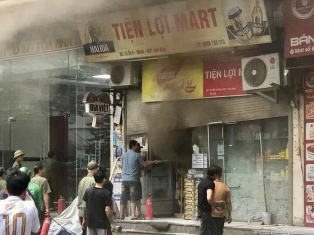Hà Nội: Cháy cửa hàng tiện lợi ở chung cư Linh Đàm, nghi do chập điện-1