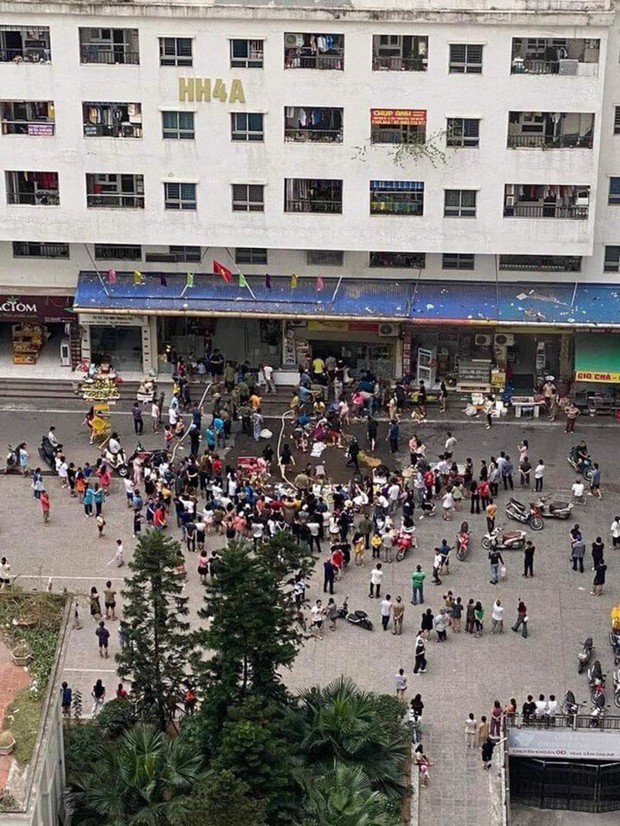 Hà Nội: Cháy cửa hàng tiện lợi ở chung cư Linh Đàm, nghi do chập điện-2