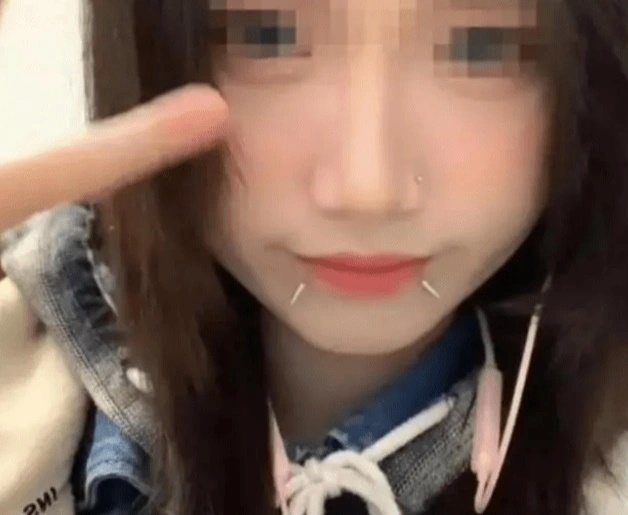 Bà mẹ 22 tuổi đi họp phụ huynh, vừa mở miệng cười liền lộ ra một thứ khiến con bị tẩy chay-2