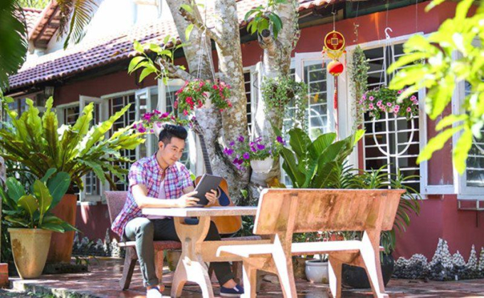 Nam ca sĩ đẹp trai nhưng U50 vẫn không cưới vợ, sinh con, sống một mình trong biệt thự nhà vườn 3.000m2-4