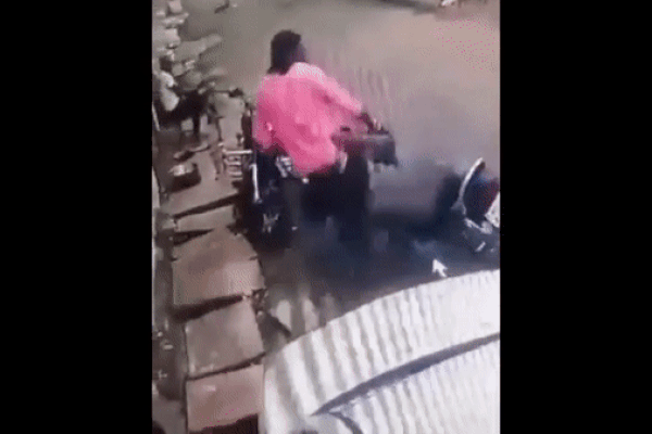 Cầm thứ cực độc trong tay, người đàn ông ngã khỏi xe máy rồi tử vong