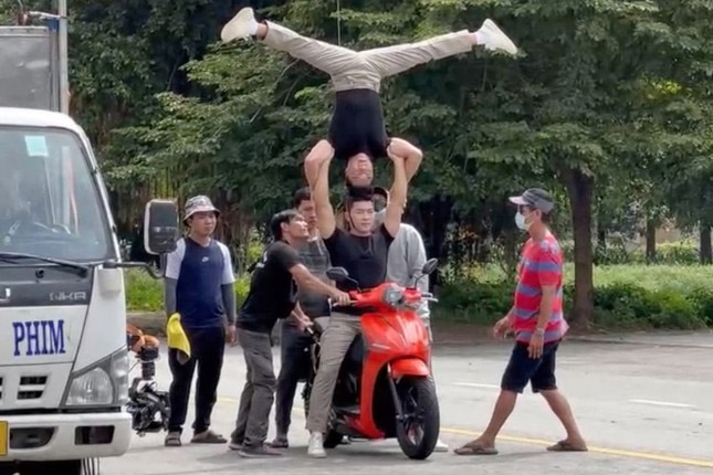 Nghệ sỹ Quốc Nghiệp mang giấy tờ trình diện công an sau clip chồng đầu đi xe máy-1